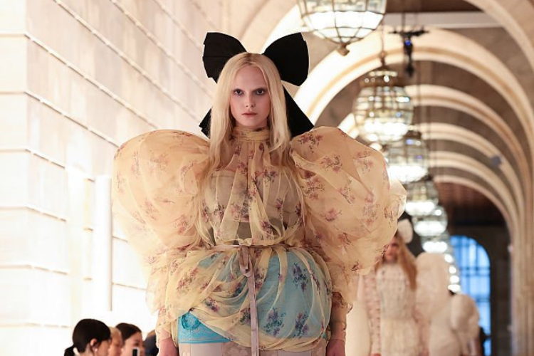 Marc Jacobs Fall 2025 Hadirkan Dunia Victorian Dollhouse yang Dramatis
