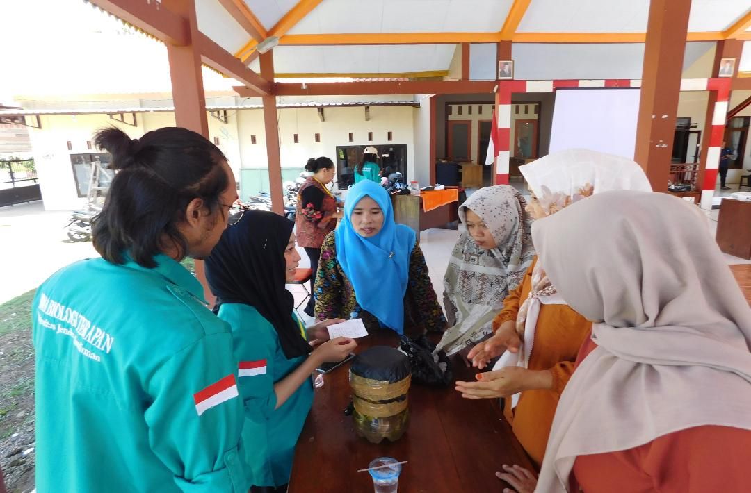 Cara Mahasiswa Unsoed Berdayakan Emak-emak Olah Sampah jadi Ecoenzim