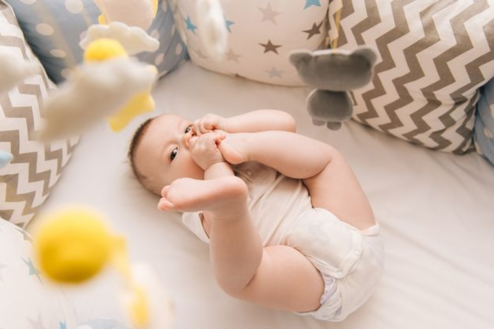 Kenapa Bayi Suka Memasukkan Benda ke Mulutnya?