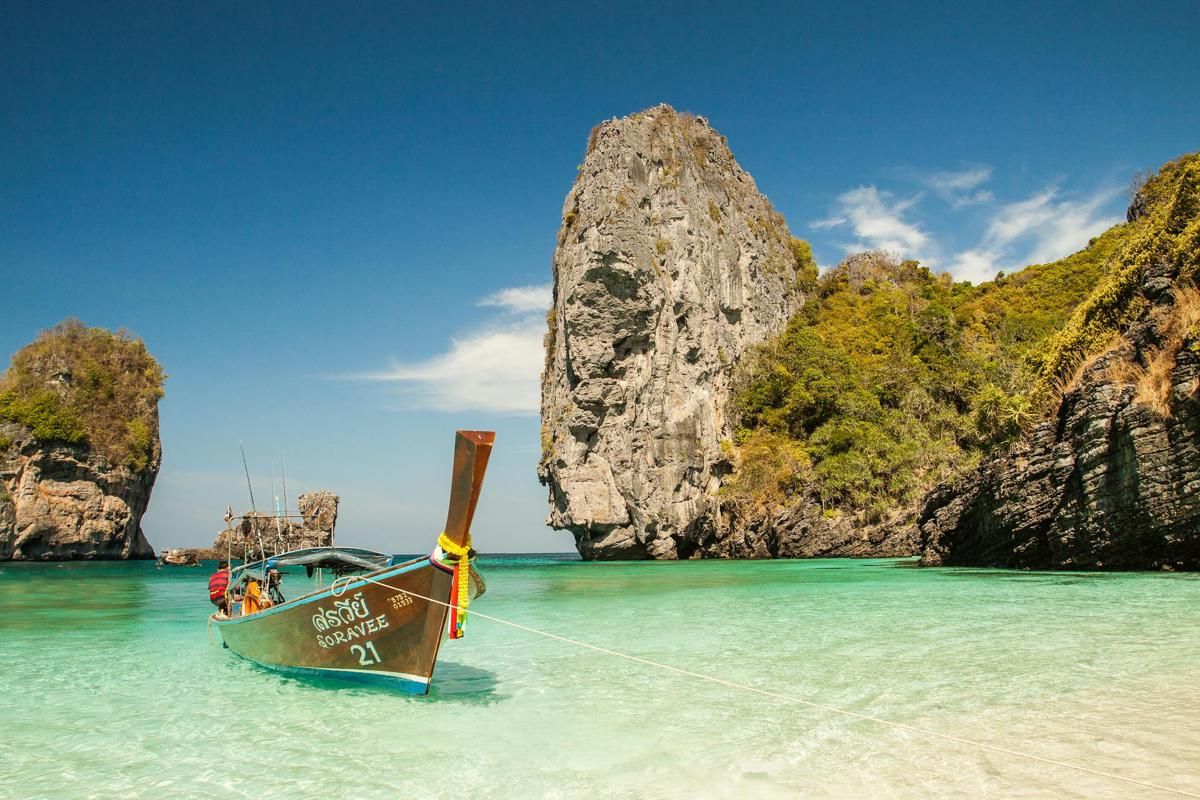 Phi Phi Islands, Krabi: Lokasi, Rute, Jam Buka, HTM, dan Tips Wisata