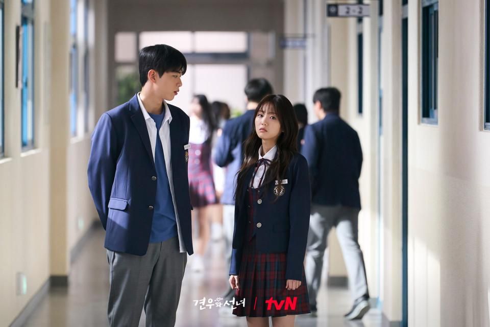 8 Kerja Sama Seong A dan Ji Ho Melindungi Gyeon Woo di Head Over Heels
