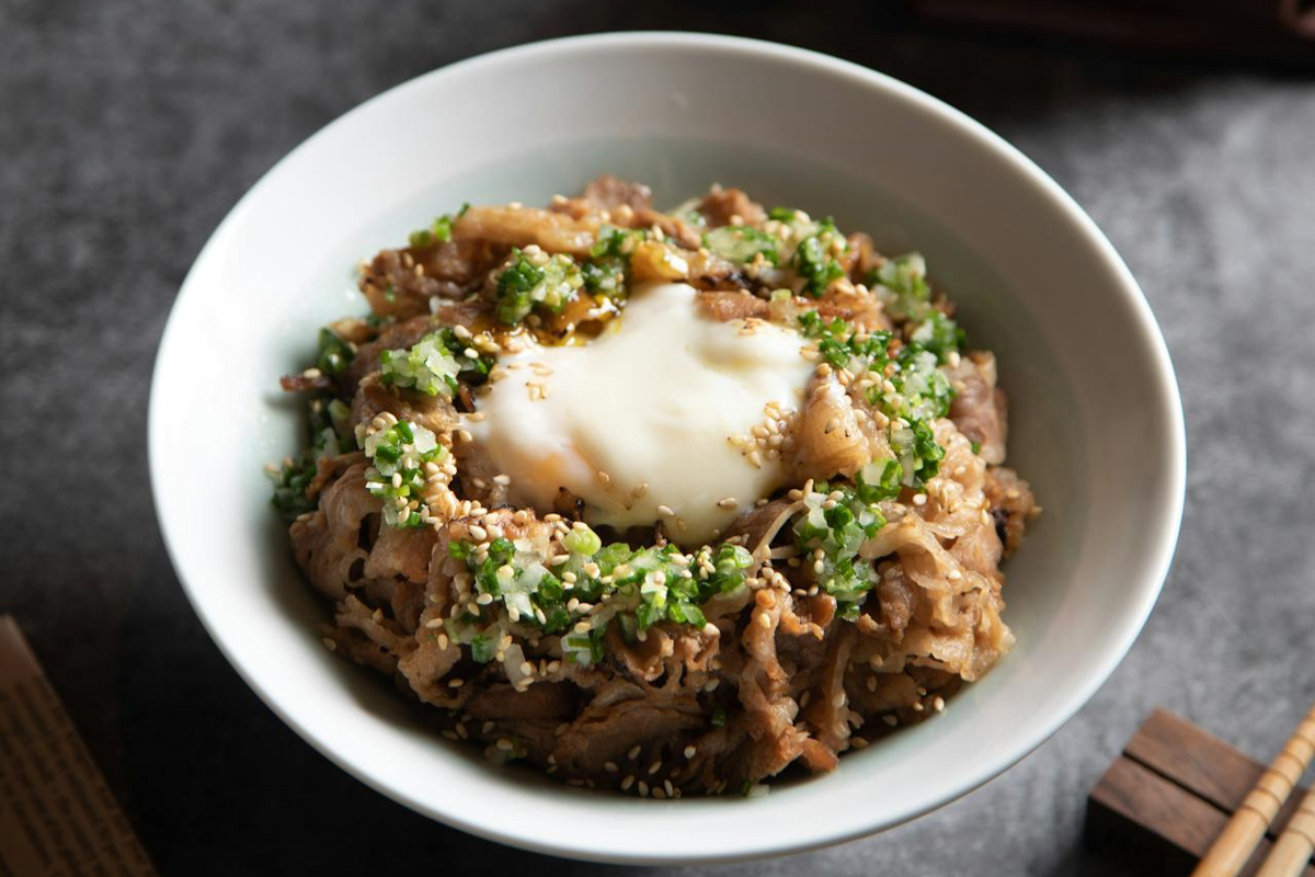 Resep Devil's Bowl, Nasi Daging Sapi Giling dan Telur Setengah Matang