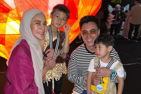 7 Potret Baim Wong dan Paula Kompak Hadiri Kelulusan Anak