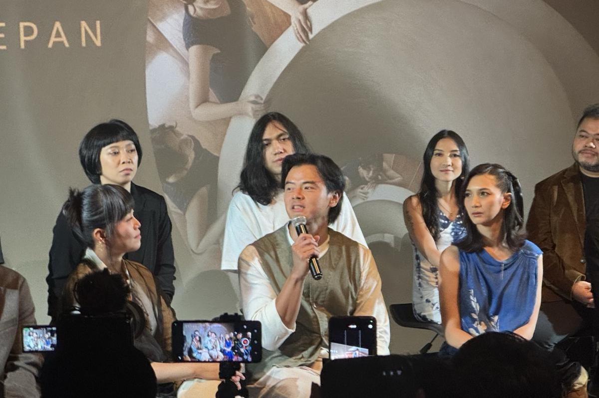 Dion Wiyoko Bahagia Bisa Pameran di Film Sore: Istri dari Masa Depan