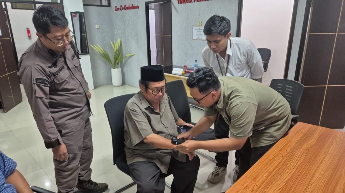 Tahanan Kota, Eks Bupati Lombok Tengah Dipasangkan Pengawas Elektronik