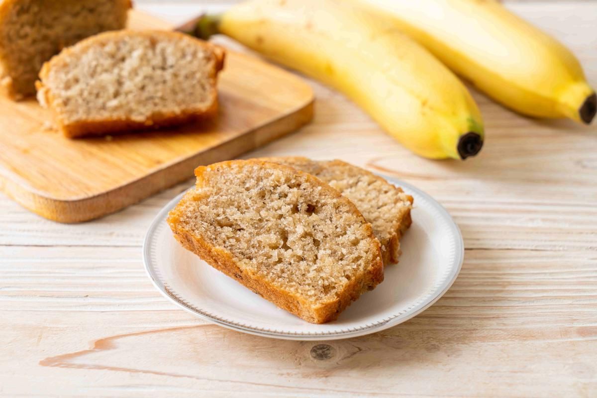 5 Trik Bikin Bolu Pisang Tanpa Mixer, Tetap Mengembang dan Lembut!
