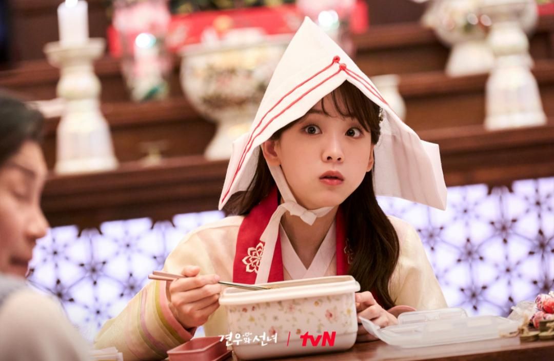 7 Privilege Park Sung A Menjadi Anak Dukun di Drakor Head Over Heels