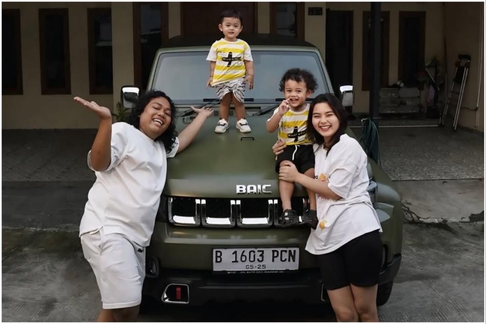 7 Potret Marshel Widianto Hadiahkan Istri Mobil Baru, Semua Happy!