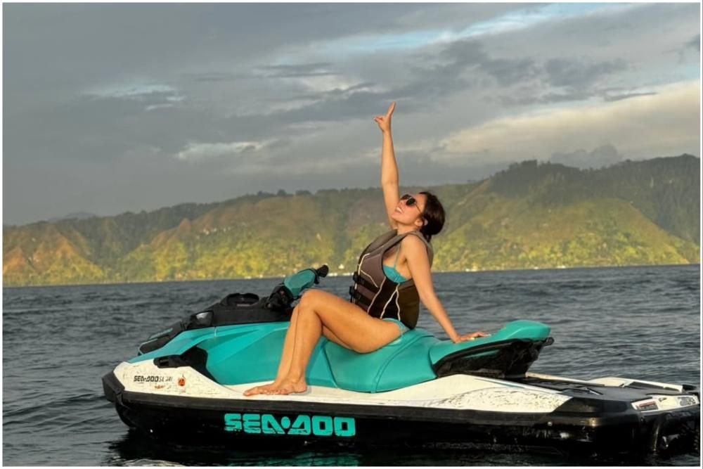 7 Potret Wulan Guritno Main Jetski di Danau Toba, Memesona!