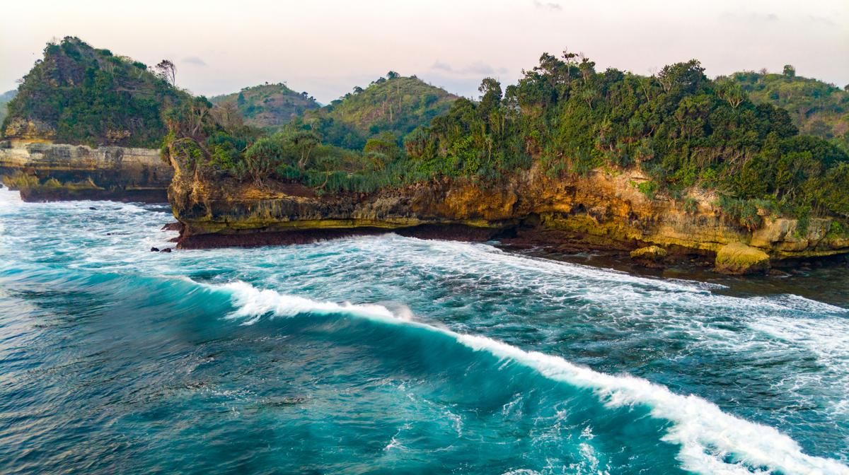 Kenapa Pantai Selatan Ombaknya Besar? Ini Jawabannya!