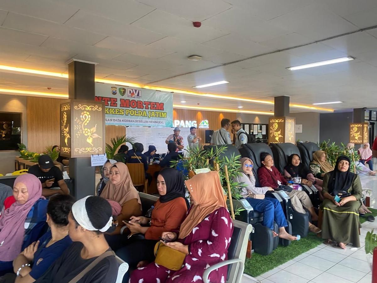 Penantian Elsa di Posko Pencarian Hari Kedua KMP Tunu Pratama Jaya 