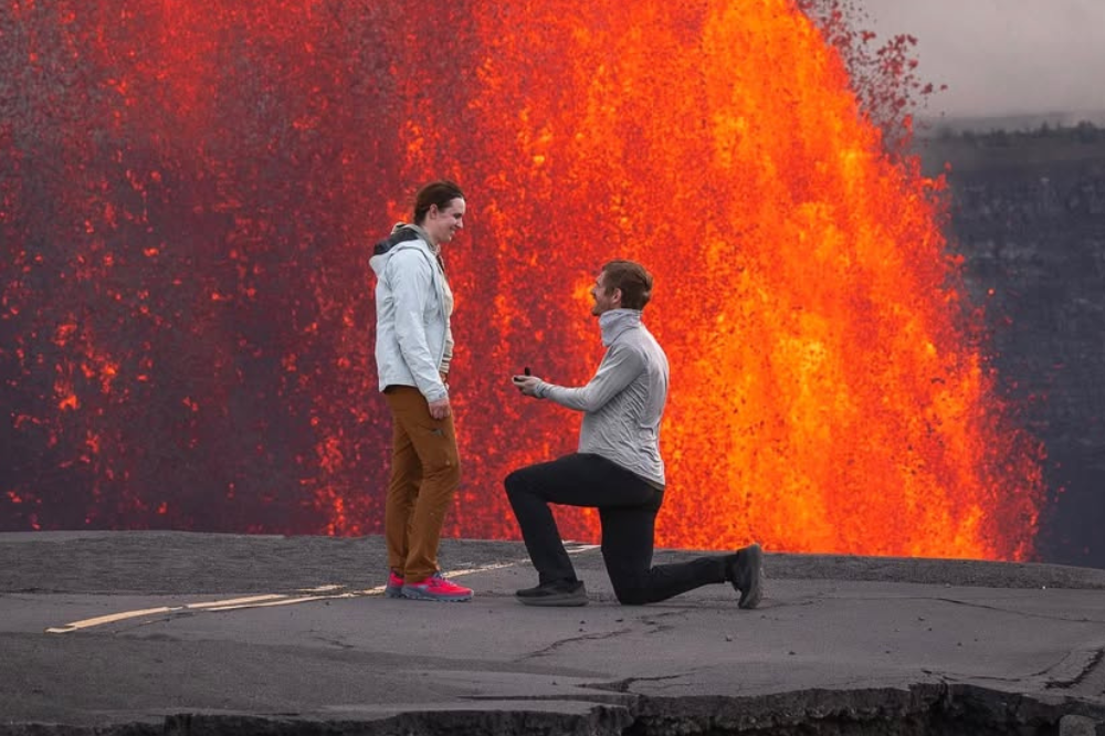 Unik! Fotografer Ini Lamar Kekasihnya di Depan Gunung Berapi Kilauea