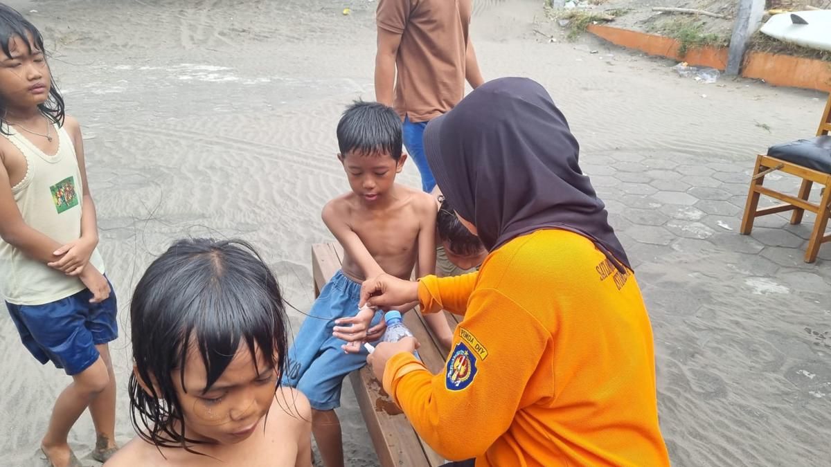 Anak-Anak Menangis Histeris Tersengat Ubur-ubur di Pantai Parangtritis