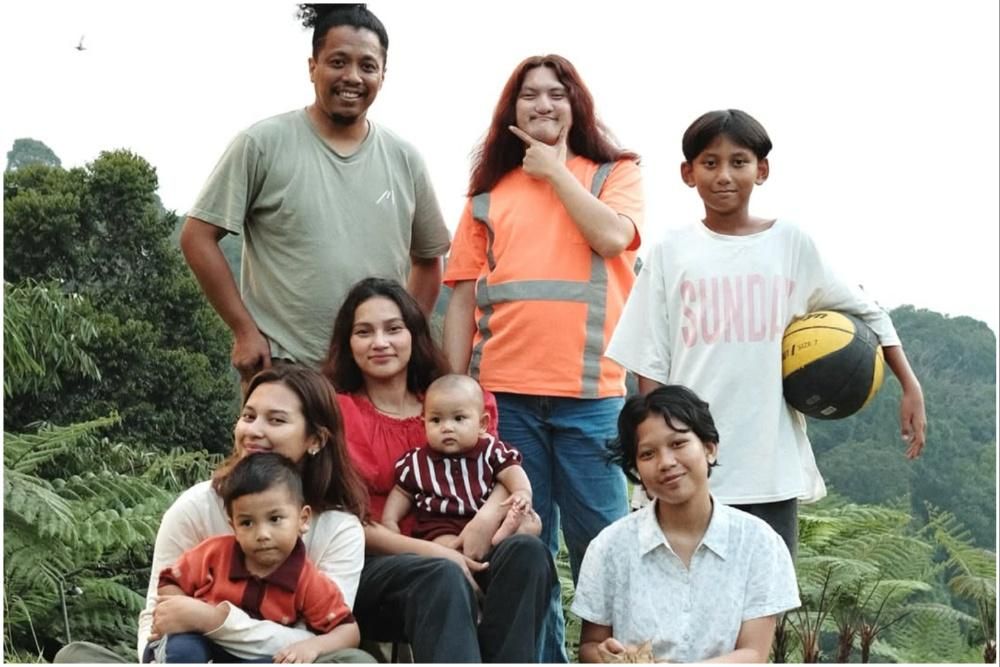 10 Potret Indah Permatasari ajak Keluarga Camping di Kabupaten Bogor