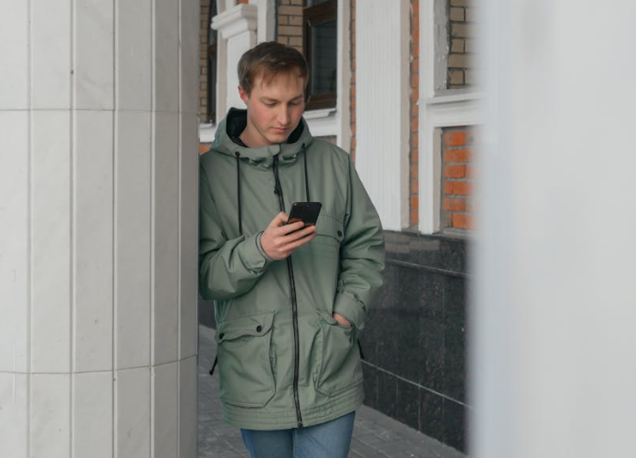 5 Alasan Kenapa Pria Pendek Gak Boleh Asal Pilih Jaket Oversized