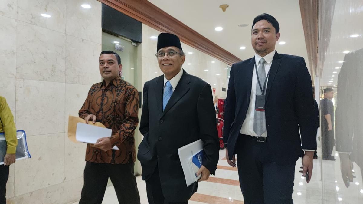 Kala Calon Dubes AS Indroyono Soesilo Bagikan CV ke Jurnalis di DPR
