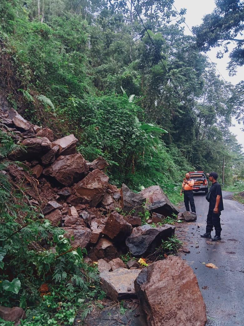 Longsor dan Pohon Tumbang Menutup Akses Jalan di Karangasem