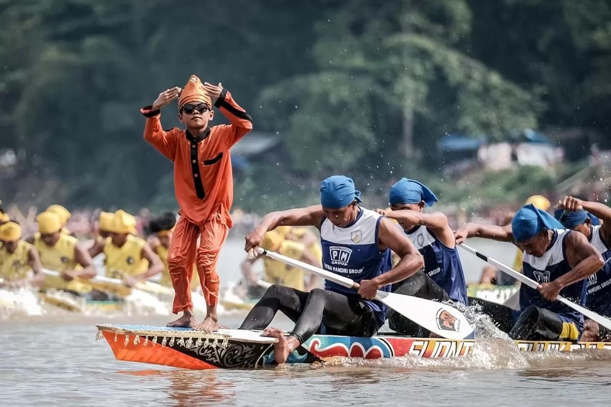 Pakaian Adat Khas Kabupaten Kuantan Singingi, Viral karena Pacu Jalur