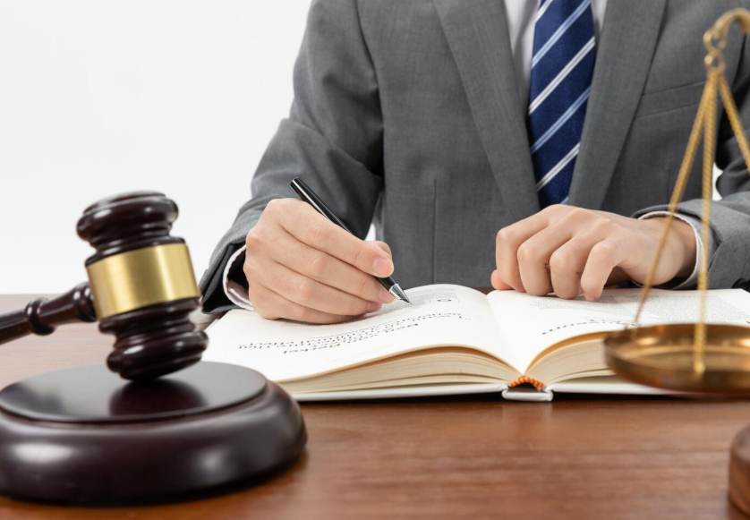 5 Tantangan Memulai Karier di Dunia Hukum bagi Fresh Graduate