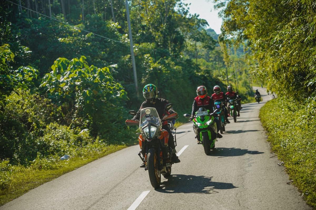 Motul Gelar Touring di NTT Sambil Salurkan Bantuan untuk Pendidikan