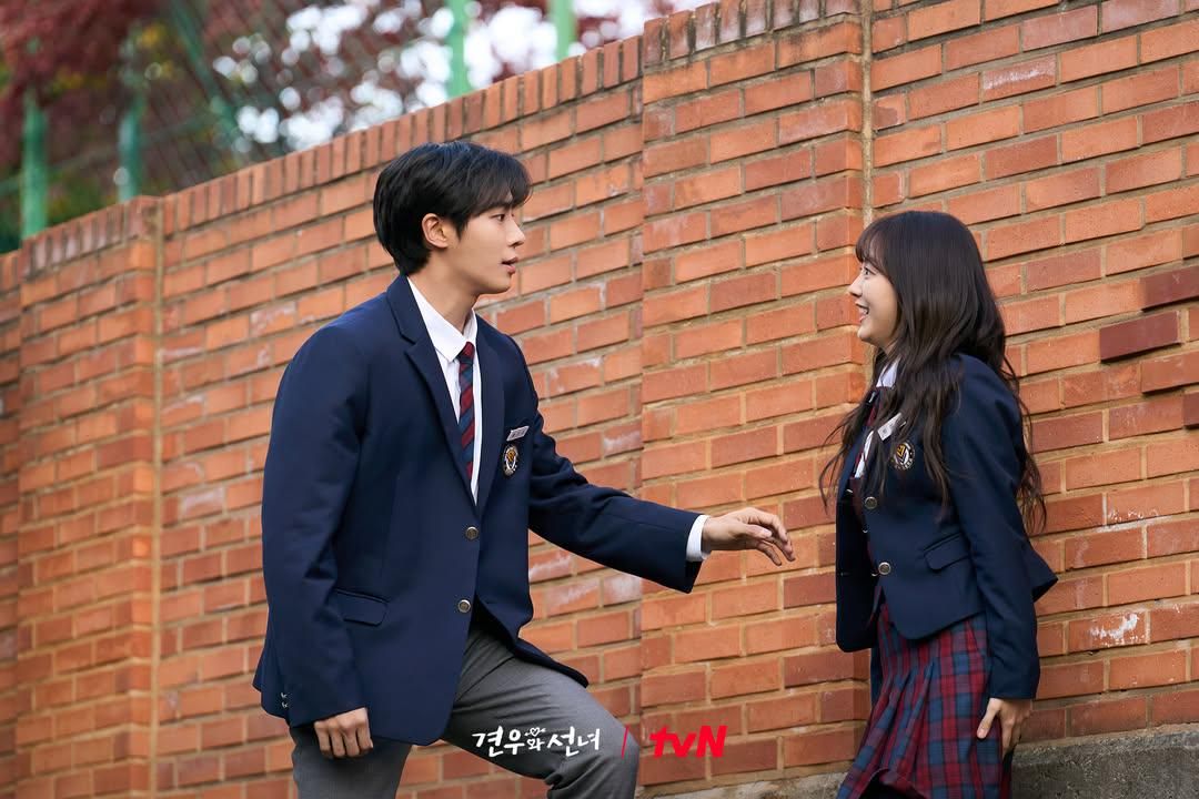 7 Momen Salting Park Seong Ah dan Bae Gyeon Woo di Head Over Heels
