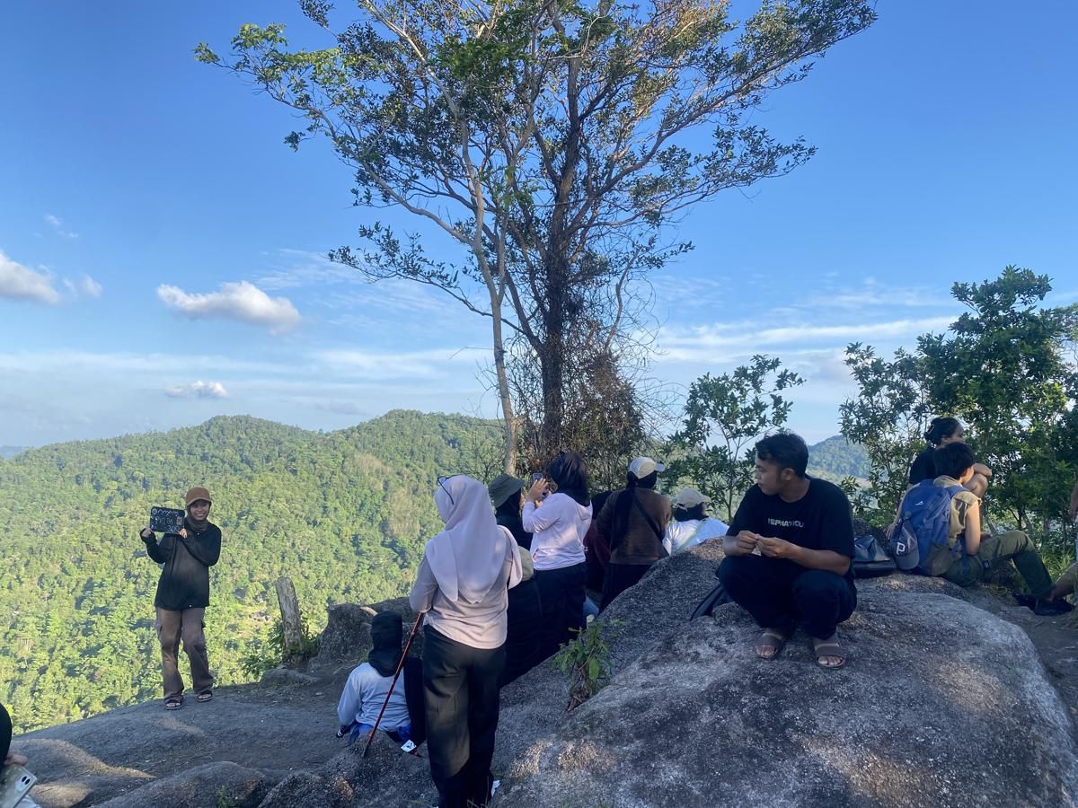 Pesona Keindahan Alam dari Ketinggian 300 Mdpl Bukit Pau Bangka