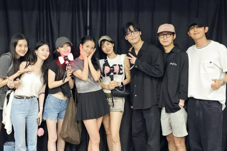 Potret Gaya Artis Korea Nonton Konser BLACKPINK 'DEADLINE'