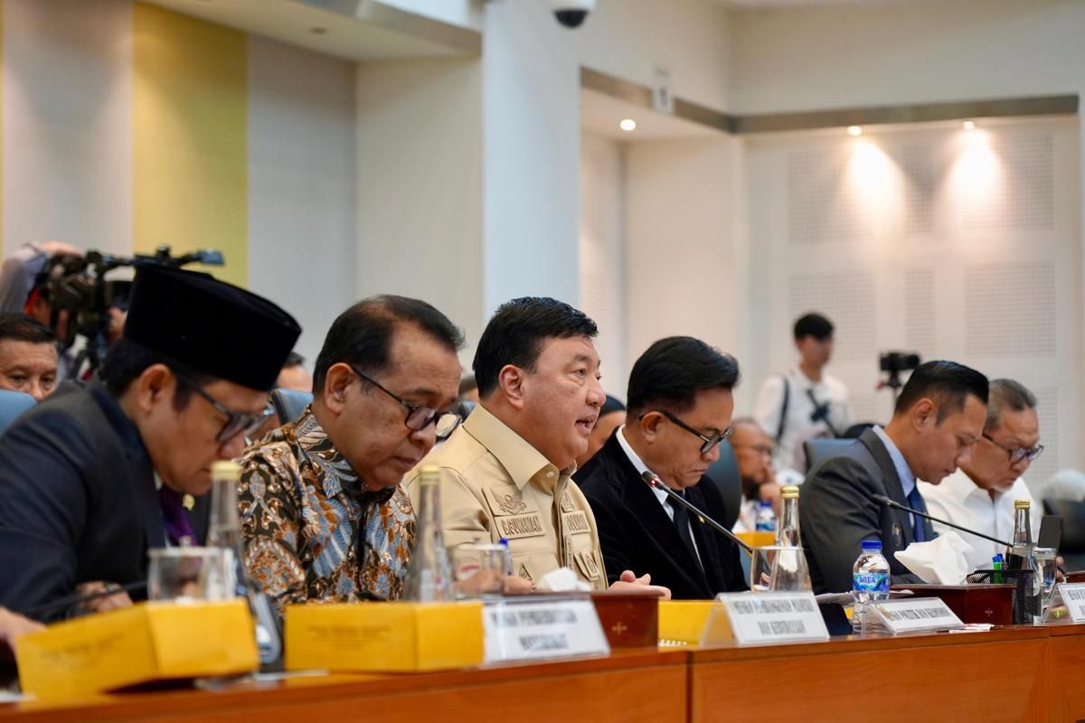 Menko Budi Akan Ajak DPR Diskusi soal Putusan MK Pemisahan Pemilu