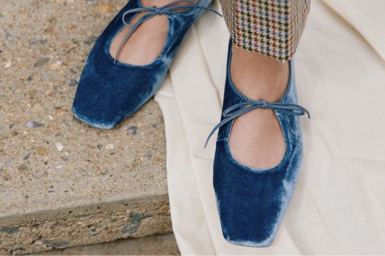 Tips Membersihkan dan Merawat Sepatu Beludru, Cara Cucinya Beda!