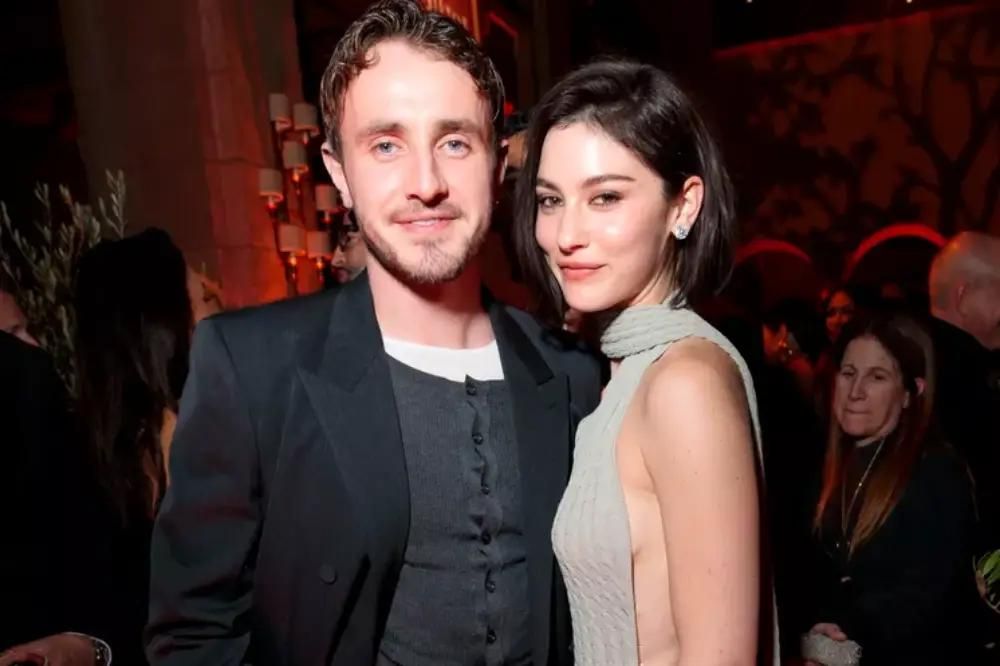 Go Public! Ini Kisah Cinta Gracie Abrams dan Paul Mescal