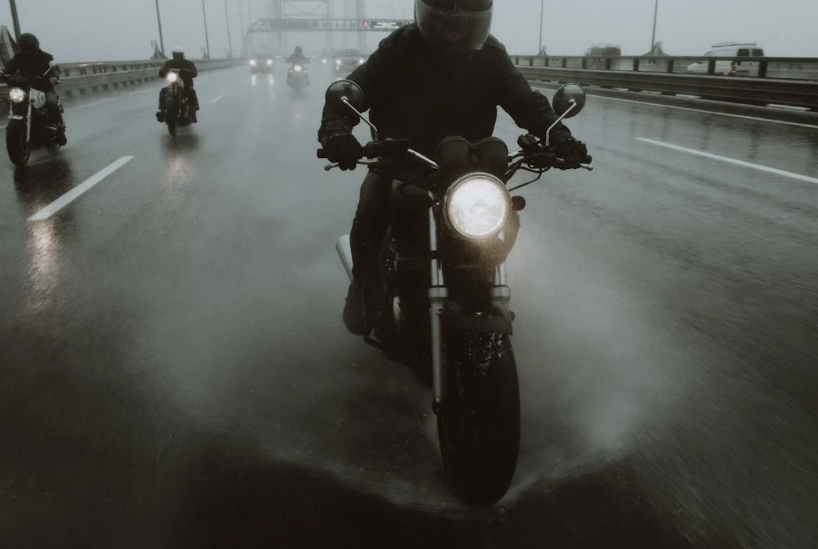 Apakah Aquaplaning Bisa Terjadi pada Sepeda Motor?