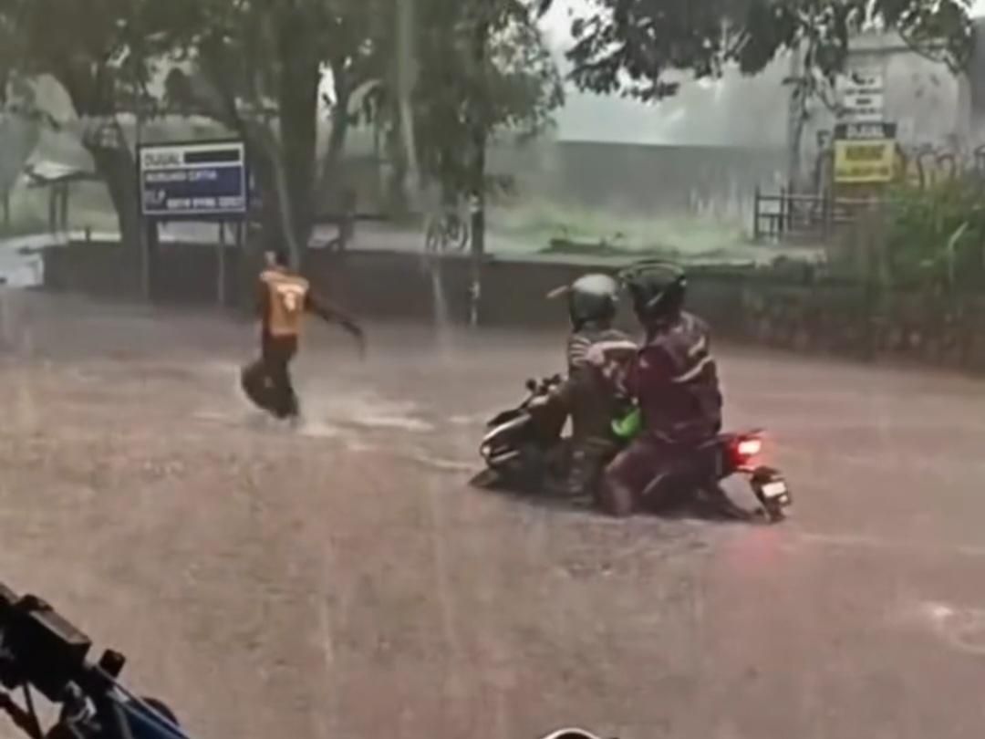 Banjir Kembali Menerjang di Tangsel, Akses Warga Lumpuh