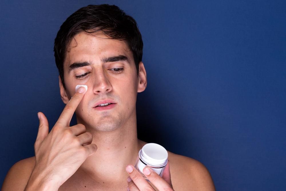 4 Alasan Cowok Harus Pakai Eye Cream, Mata Gak Kusam!