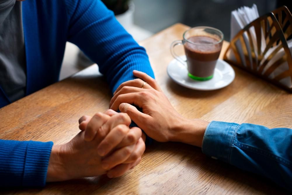 Pasangan Lebih Nyaman Curhat ke Teman, Normal?