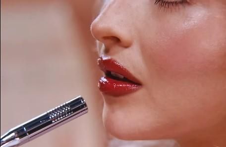 Strawberry Jelly Lips ala Sabrina Carpenter, Tren Bibir Lebih Manis!