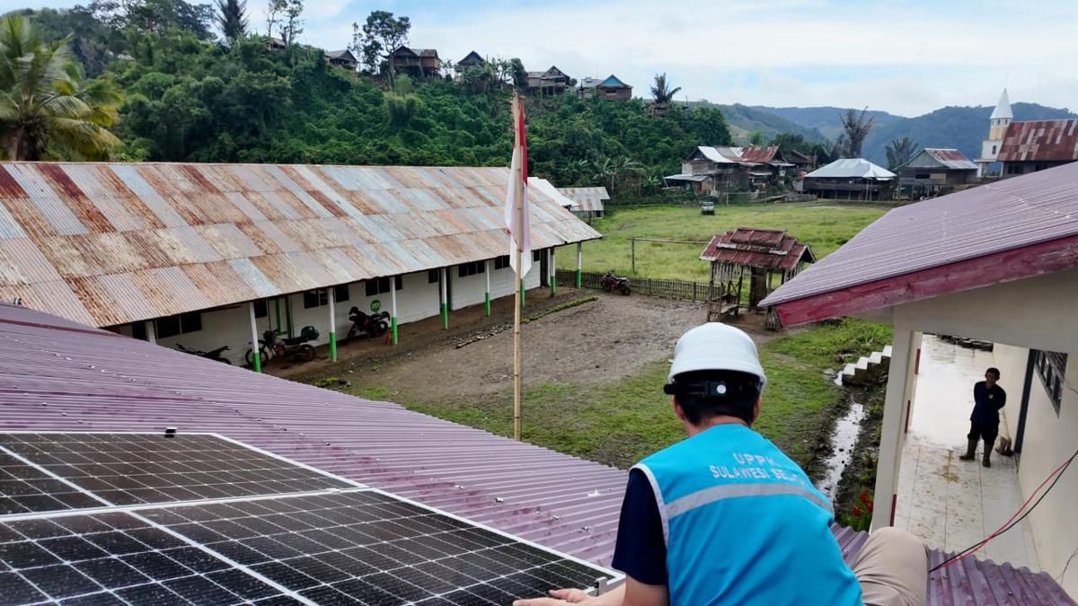 Tempuh Medan Berat, PLN Hadirkan SuperSUN di 2 Sekolah Terpencil Seko
