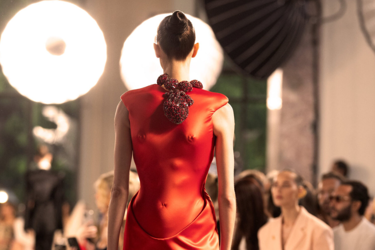Schiaparelli FW 2025/26: Koleksi Couture yang Mengundang Decak Kagum