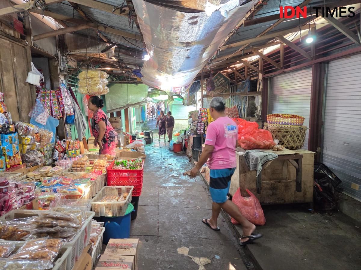 Pedagang Pasar Bajera Buang Gula dan Beras Karena Terendam Banjir