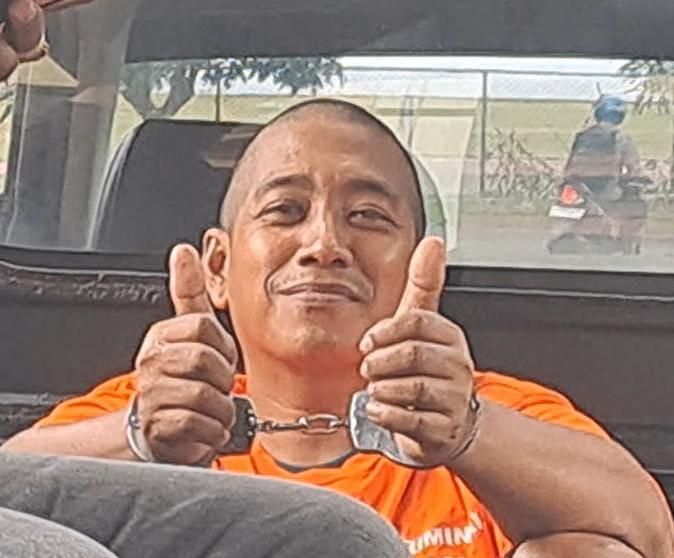 Pelaku Penembakan Staf Desa di Gowa Senyum-Acungkan Jempol di Kantor Polisi