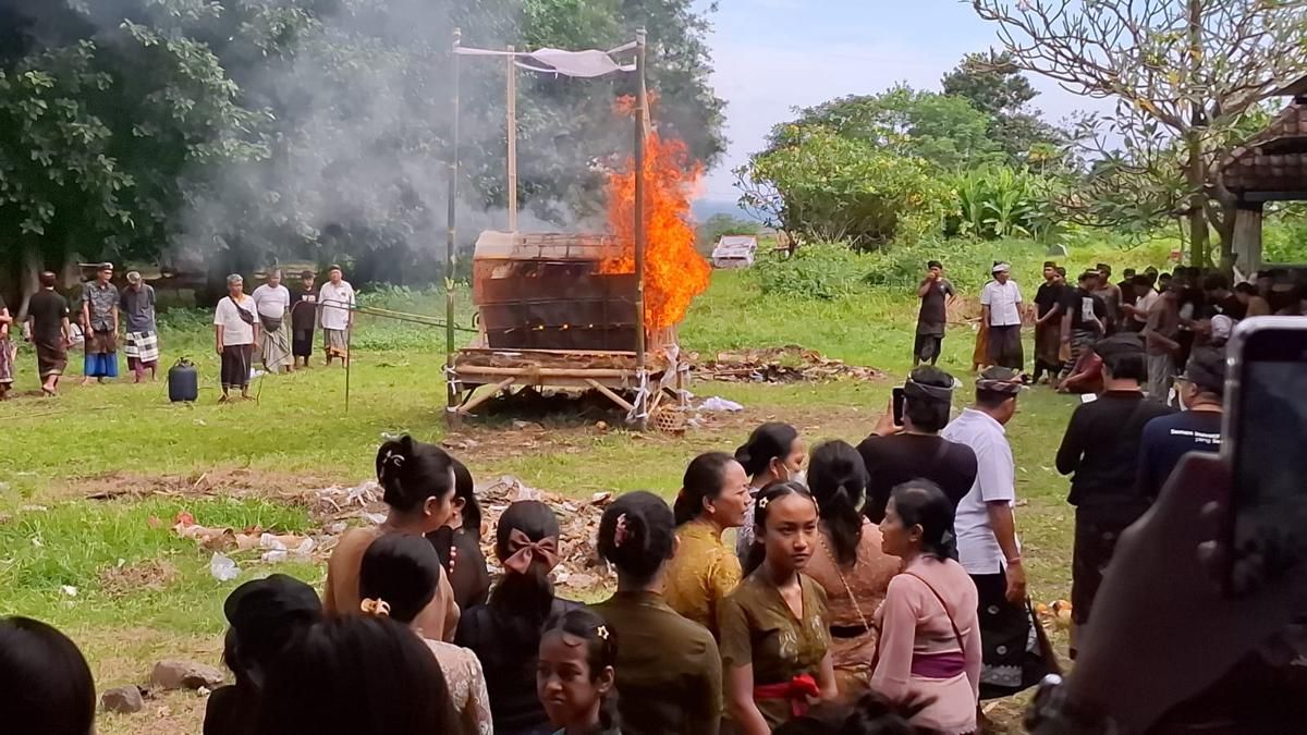 Tangis Duka Iringi Pengabenan Kadek Oka, Korban Kapal Tenggelam