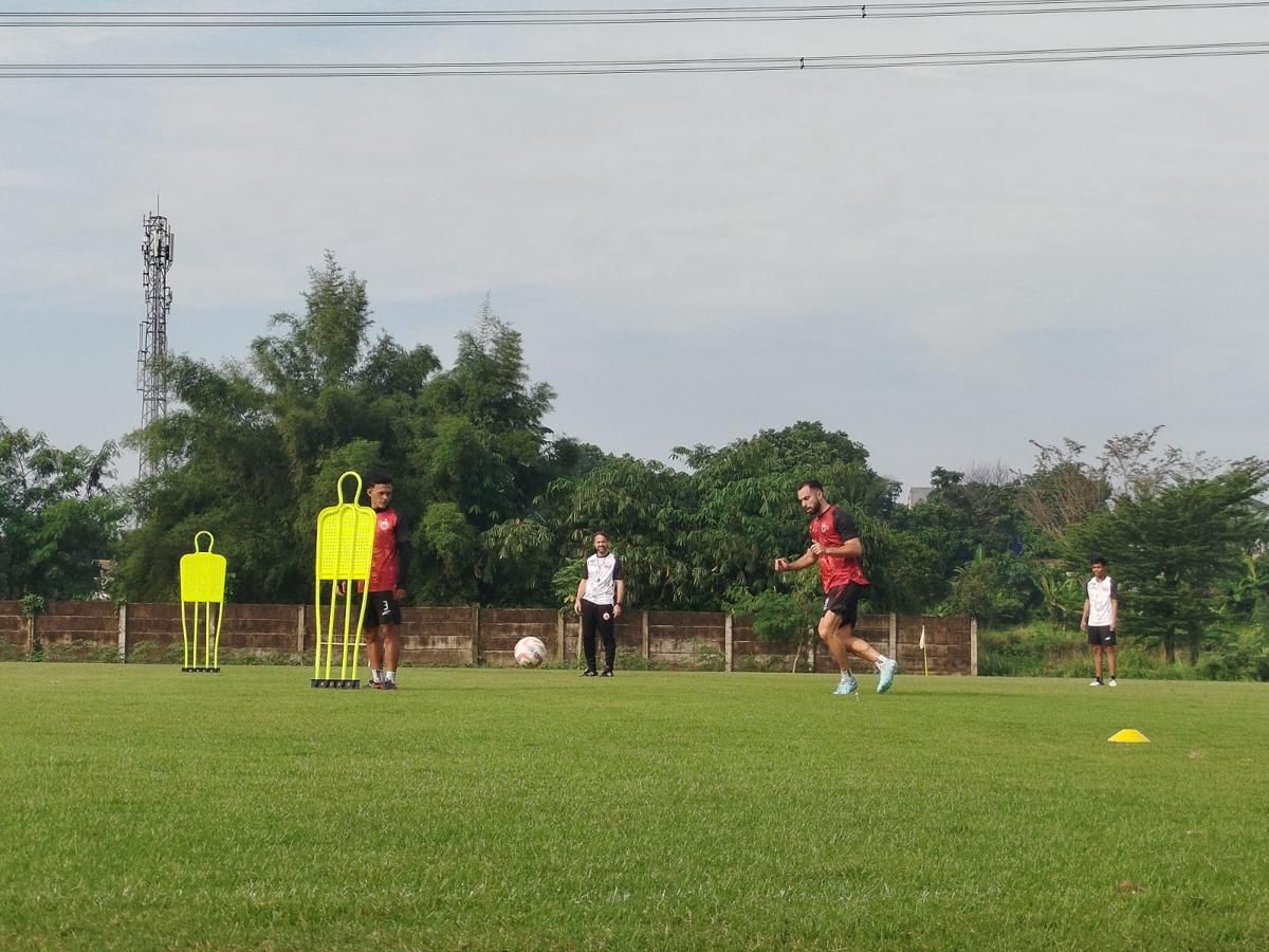 Guyubnya Jordi Amat dalam Sesi Latihan Persija Jakarta