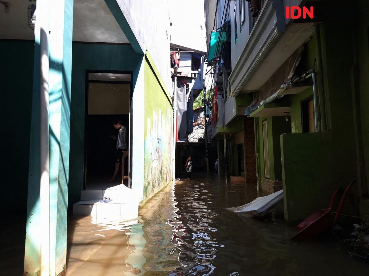 7 Potret Kondisi Banjir di Kampung Melayu, Sebagian Warga Pilih di Rumah
