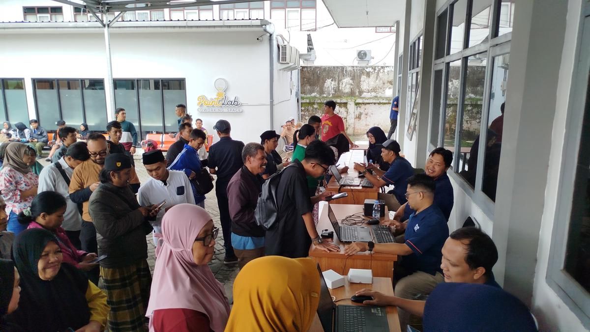 Ribuan Orang Antre di Kantor Pos Malang untuk Cairkan BSU