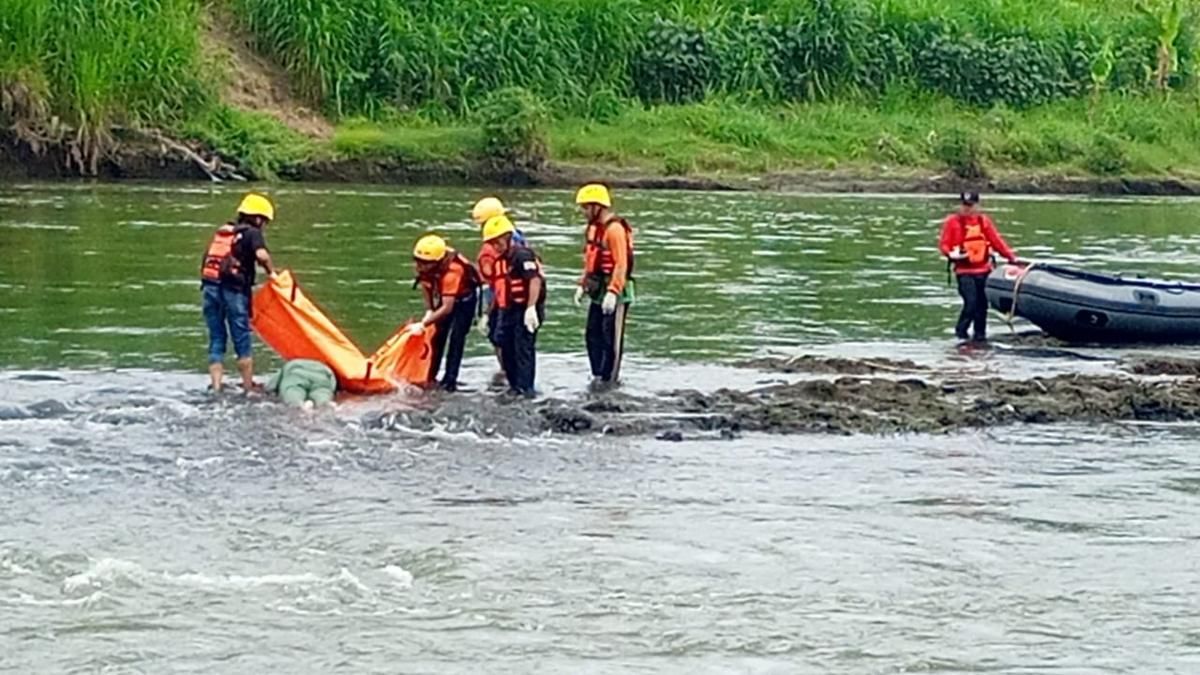 Jenazah Perempuan Tanpa Identitas Ditemukan di Tengah Sungai Brantas