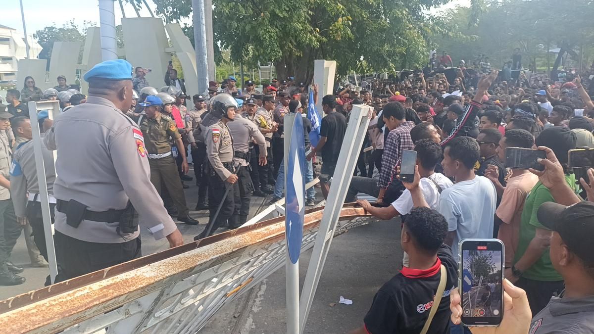 Wagub NTT Respons Soal Pagar Kantor Rusak saat Demo Sopir Pikap