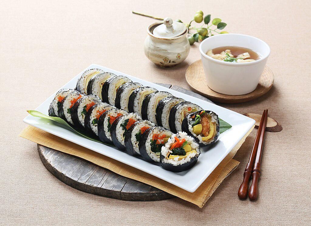 Terlihat Mirip, Ini Perbedaan Sushi dan Kimbap