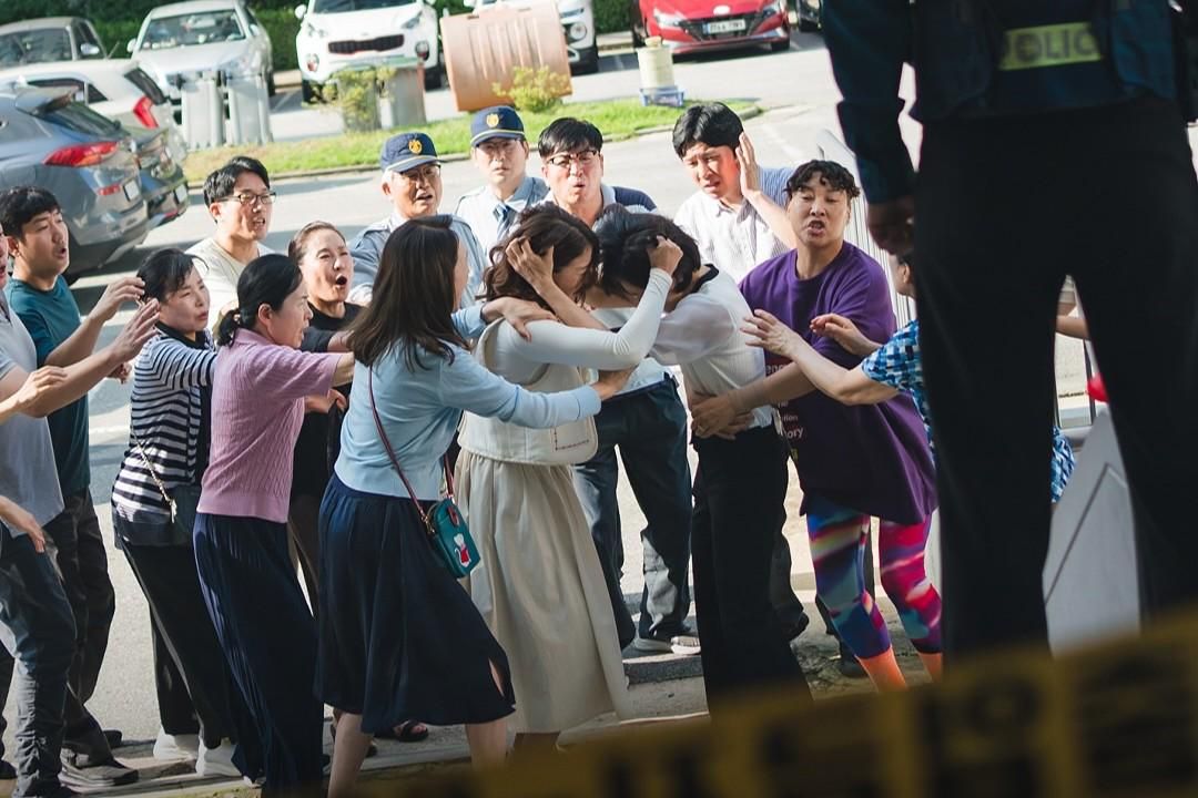 7 Sikap Negatif Penghuni Apartemen Gwangseon Jugong di Salon de Holmes