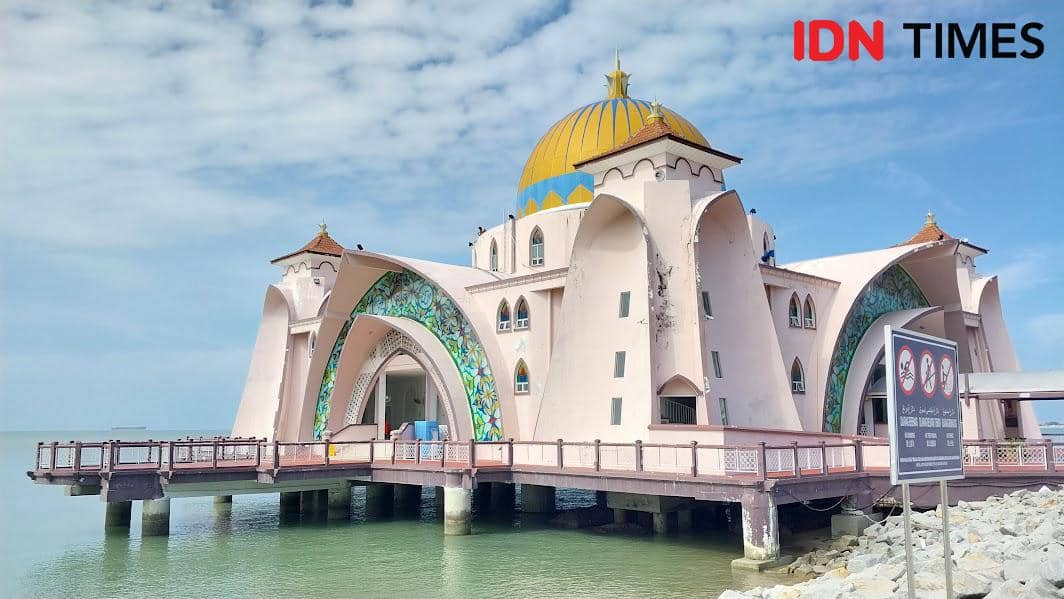 Potret Masjid Selat Melaka di Melaka, Malaysia (IDN Times/Fasrinisyah Suryaningtyas)