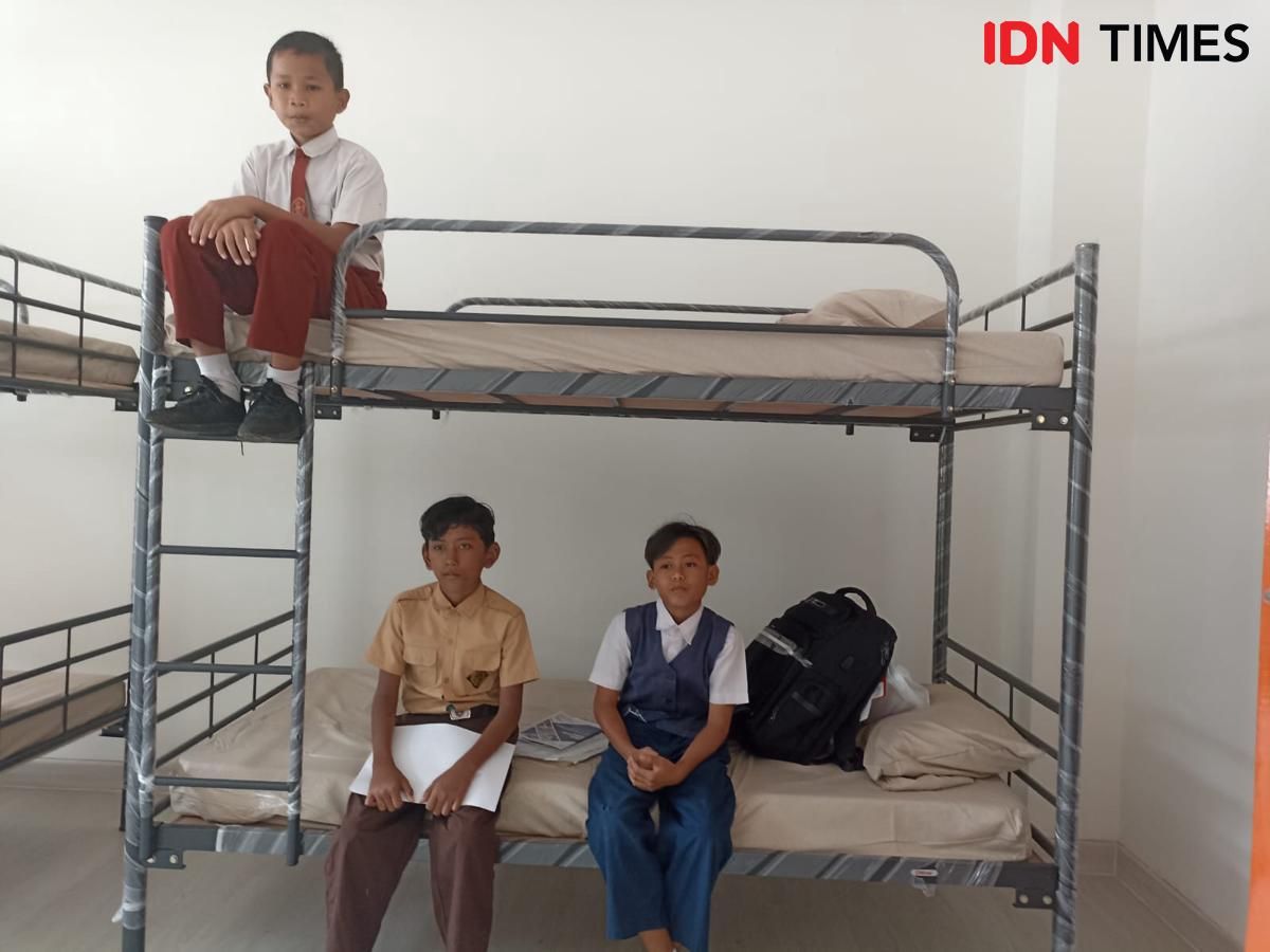 Dulu Kenek Perahu, Kini Glensky Tersenyum Peluk Buku di Sekolah Rakyat