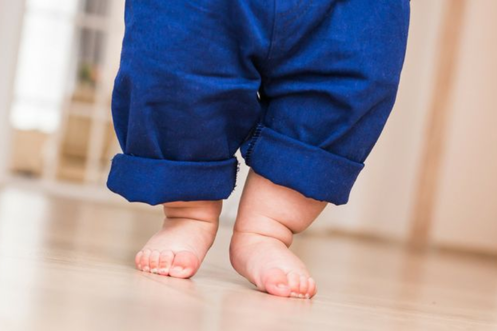 Anak Jalan Jinjit, Apakah Berbahaya? Ini Kata Dokter